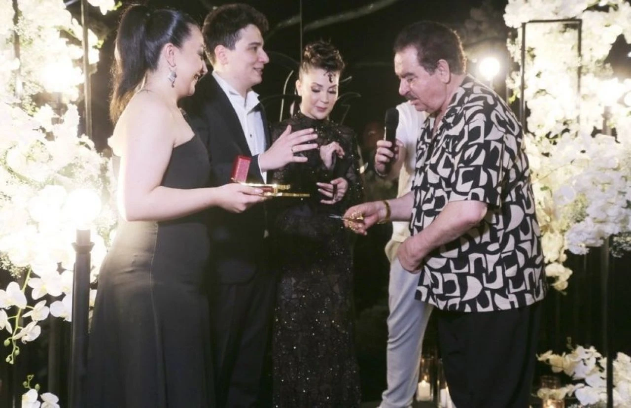 İbrahim Tatlıses'ten yüzüklerini taktığı gençlere düğün tavsiyesi