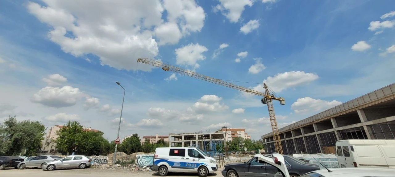 İnşaatta çalışan baba oğulun feci ölümü: Vinçten koptu üzerlerine devrildi