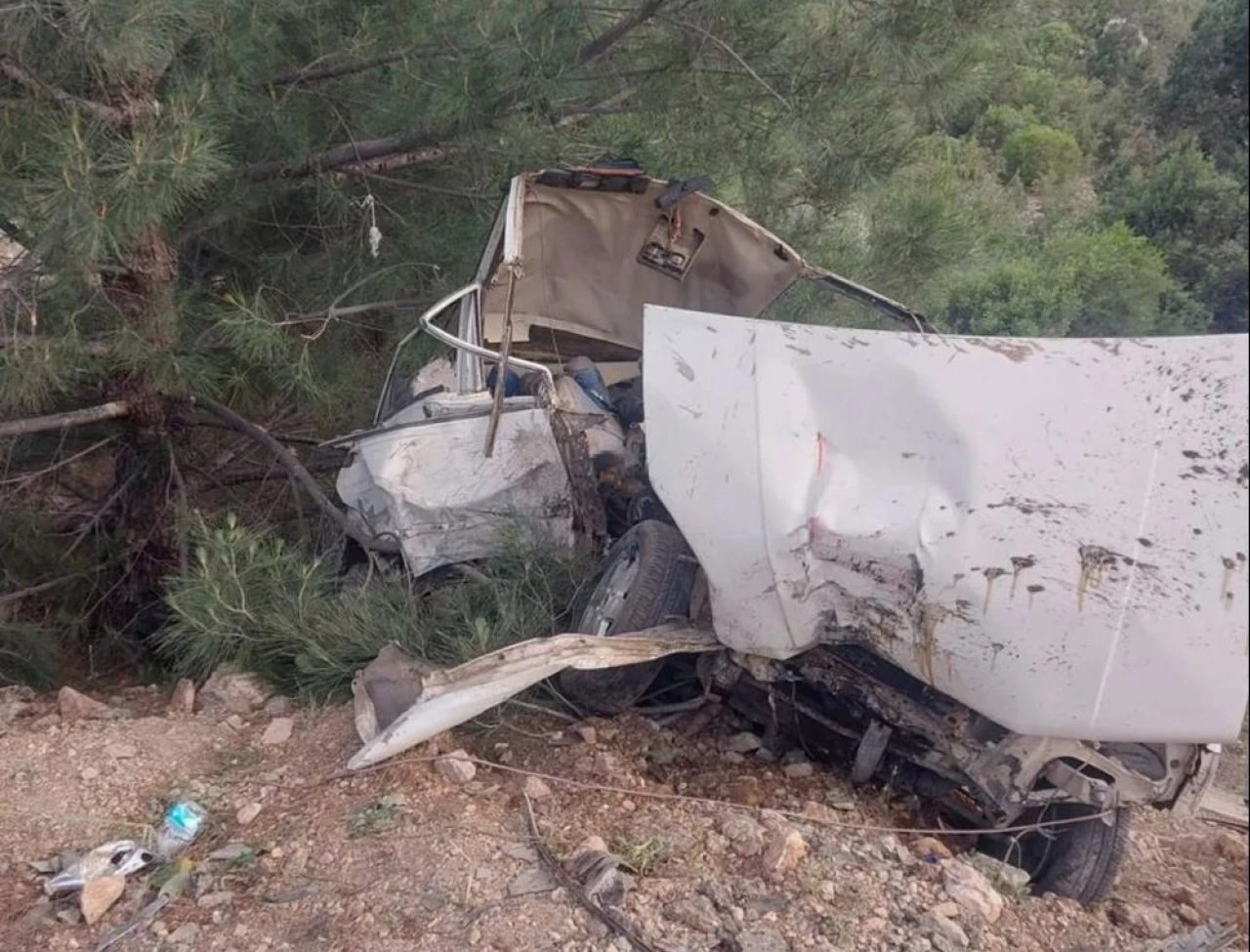 Otomobil uçuruma yuvarlandı: Ölü ve yaralılar var