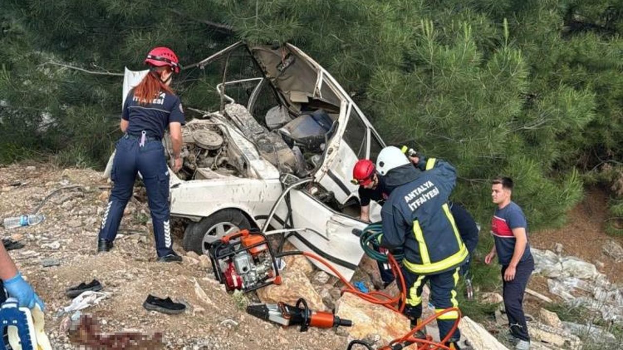 Otomobil uçuruma yuvarlandı: Ölü ve yaralılar var