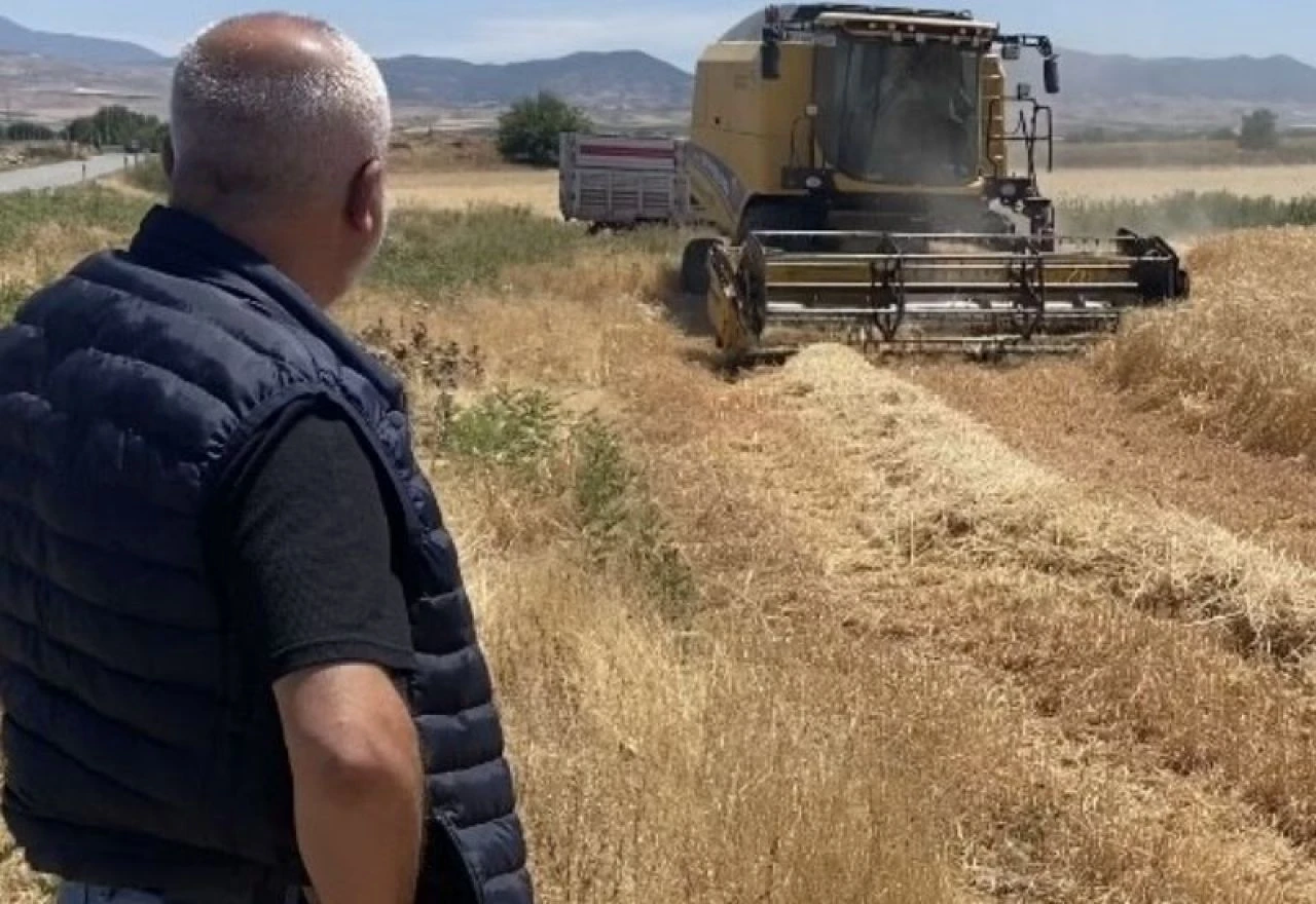 Sezonun ilk arpa hasadı başladı! Çiftçinin beklentisi 7 lira arttı - 1. Resim