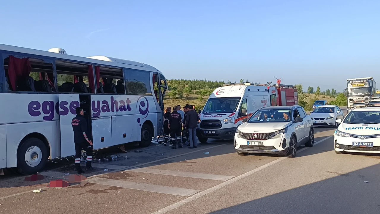 Afyonkarahisar'da yolcu otobüsü ile kamyonet çarpıştı: Çok sayıda yaralı var - 2. Resim