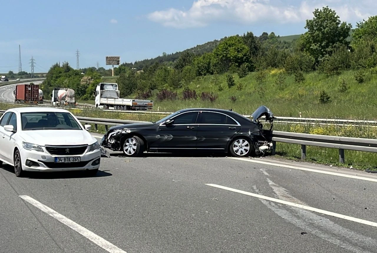 Bakan Tekin'in makam aracı TEM'de ciple çarpıştı