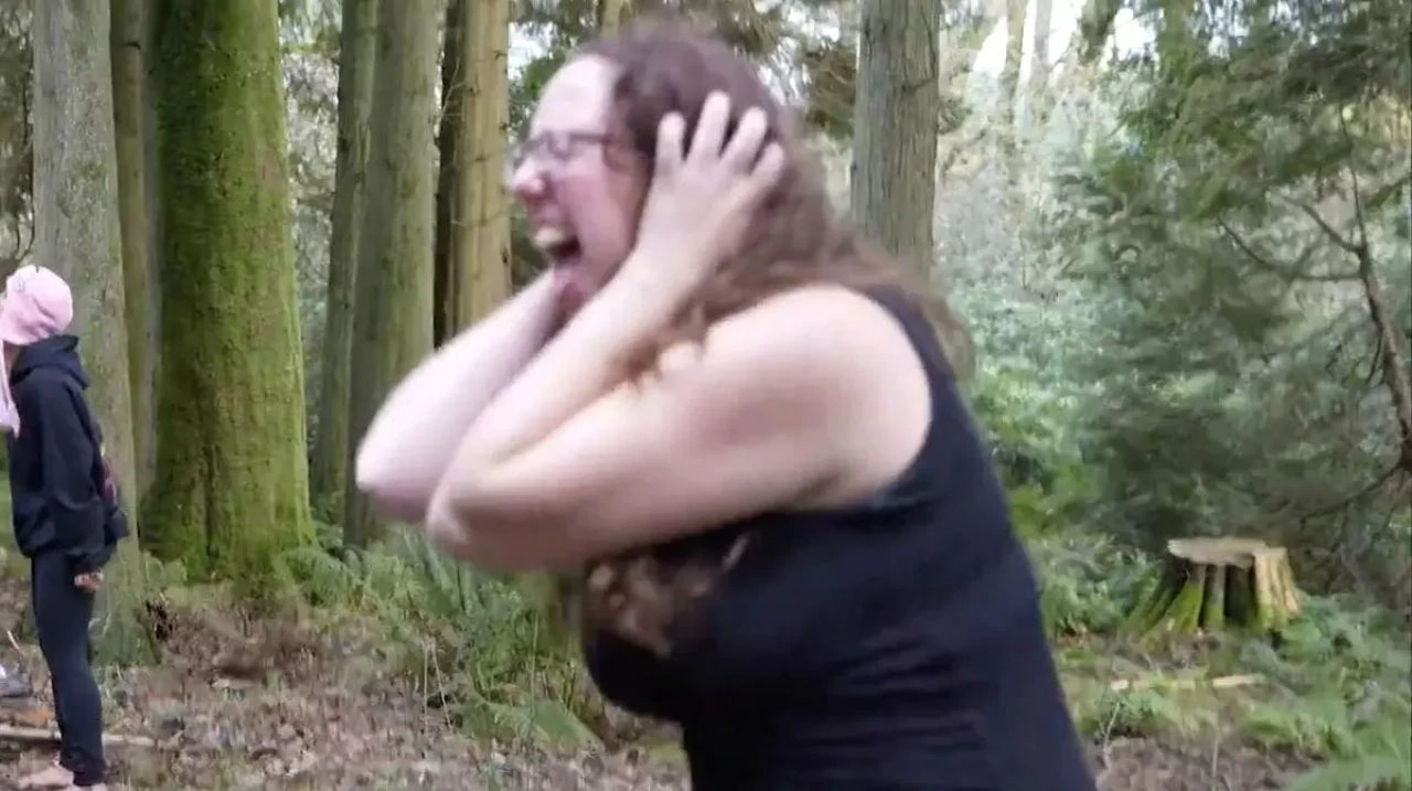 Böyle inziva görülmedi: Yere sopalarla vurup, çığlık atmak için 4 bin dolar ödüyorlar 