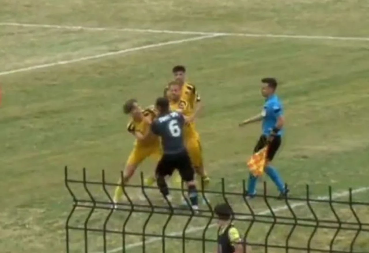 Böyle maç görülmedi: Yumruklar havada uçuştu, 16 kırmızı kart çıktı!