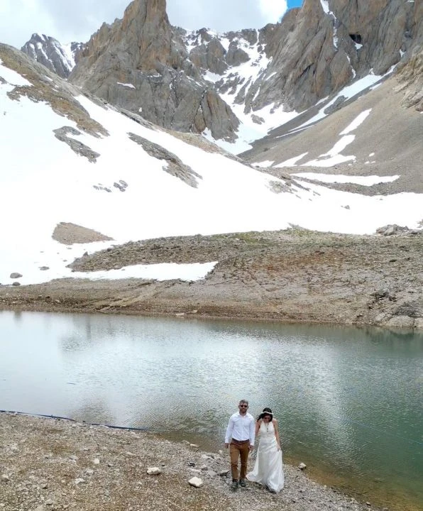 Düğün çekimi için gelinlik ve damatlıkla 14 kilometre tırmandı - 1. Resim