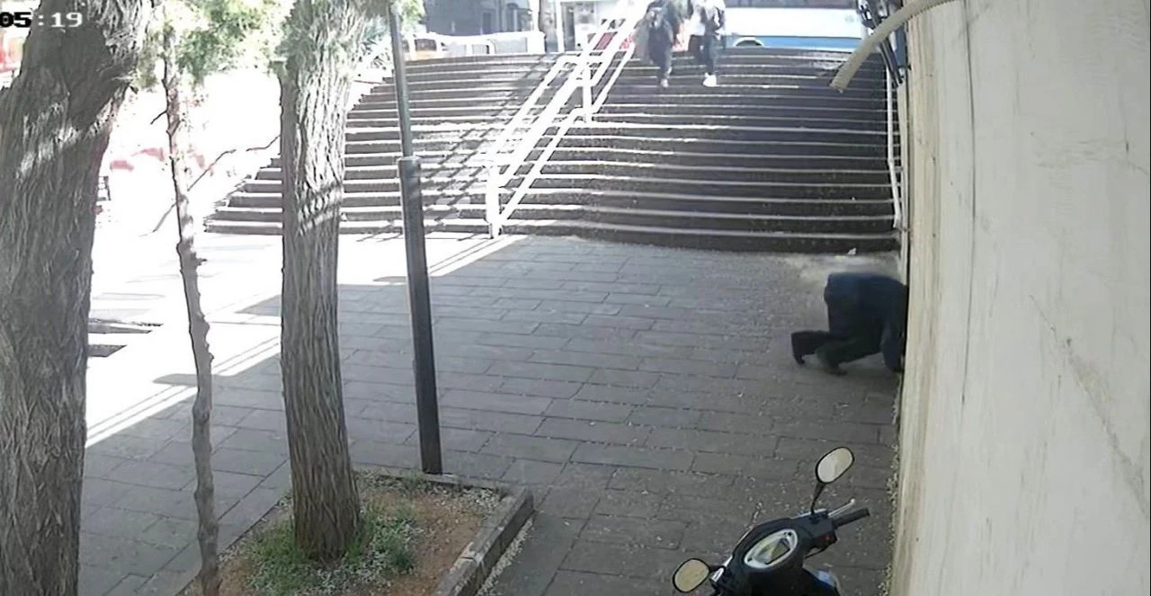 Gaziantep’te bir vatandaş şehitliğin kapısını öptü - 1. Resim