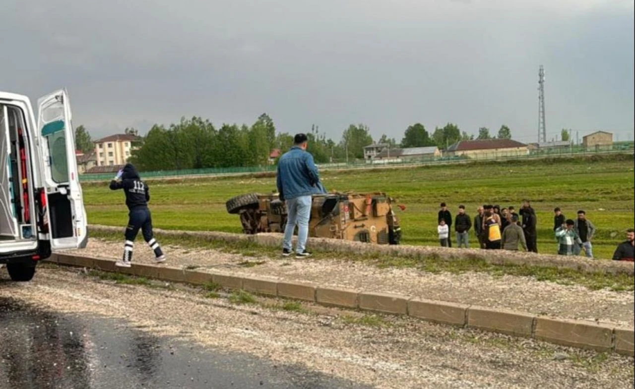 Hakkari'de askeri araç şarampole devrildi: Yaralı askerler var - 1. Resim