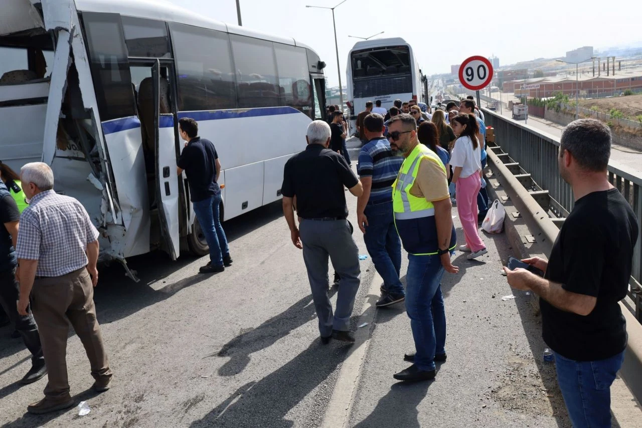İşçi taşıyan 3 servis birbirine girdi: 35 kişi yaralandı - 1. Resim