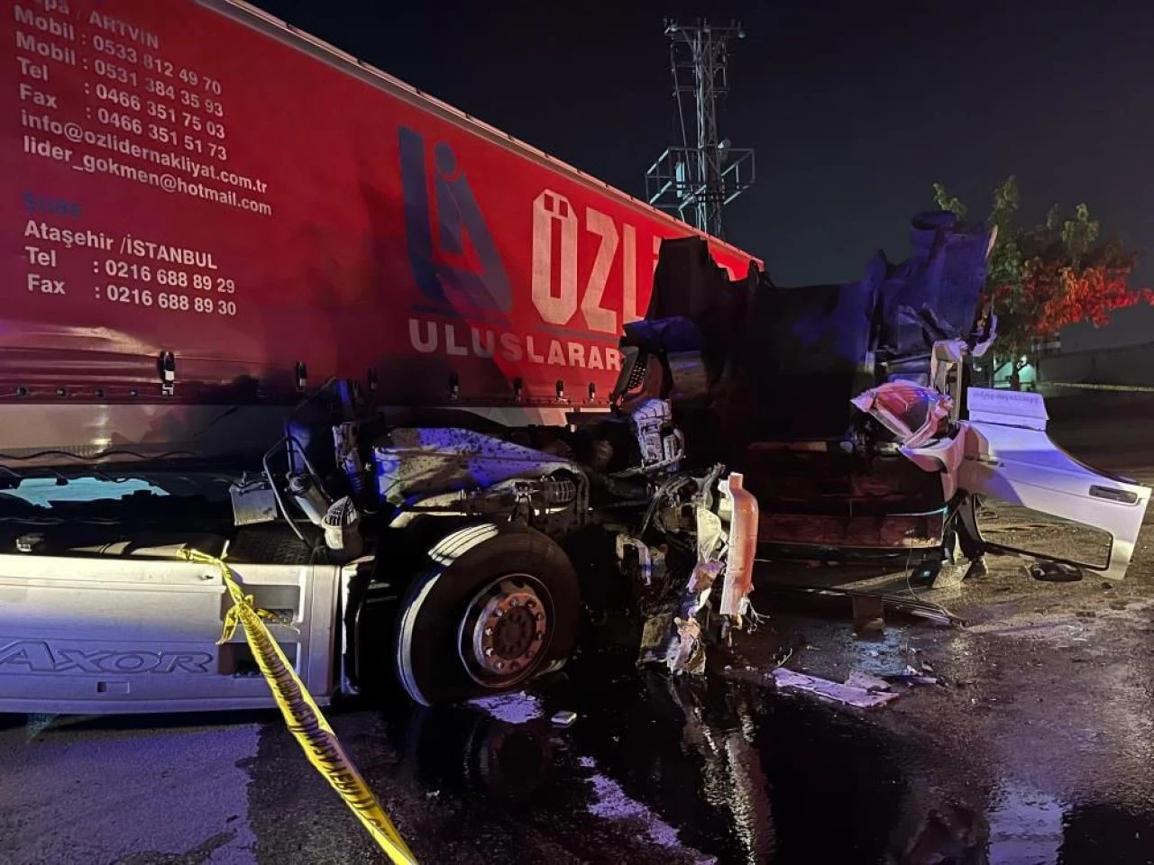 Kocaeli'de feci kaza! Tırın kabini koptu: 1'i ağır 6 kişi yaralandı