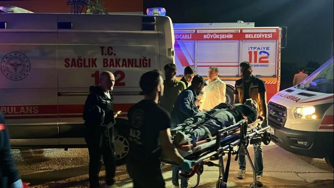 Kocaeli'de feci kaza! Tırın kabini koptu: 1'i ağır 6 kişi yaralandı