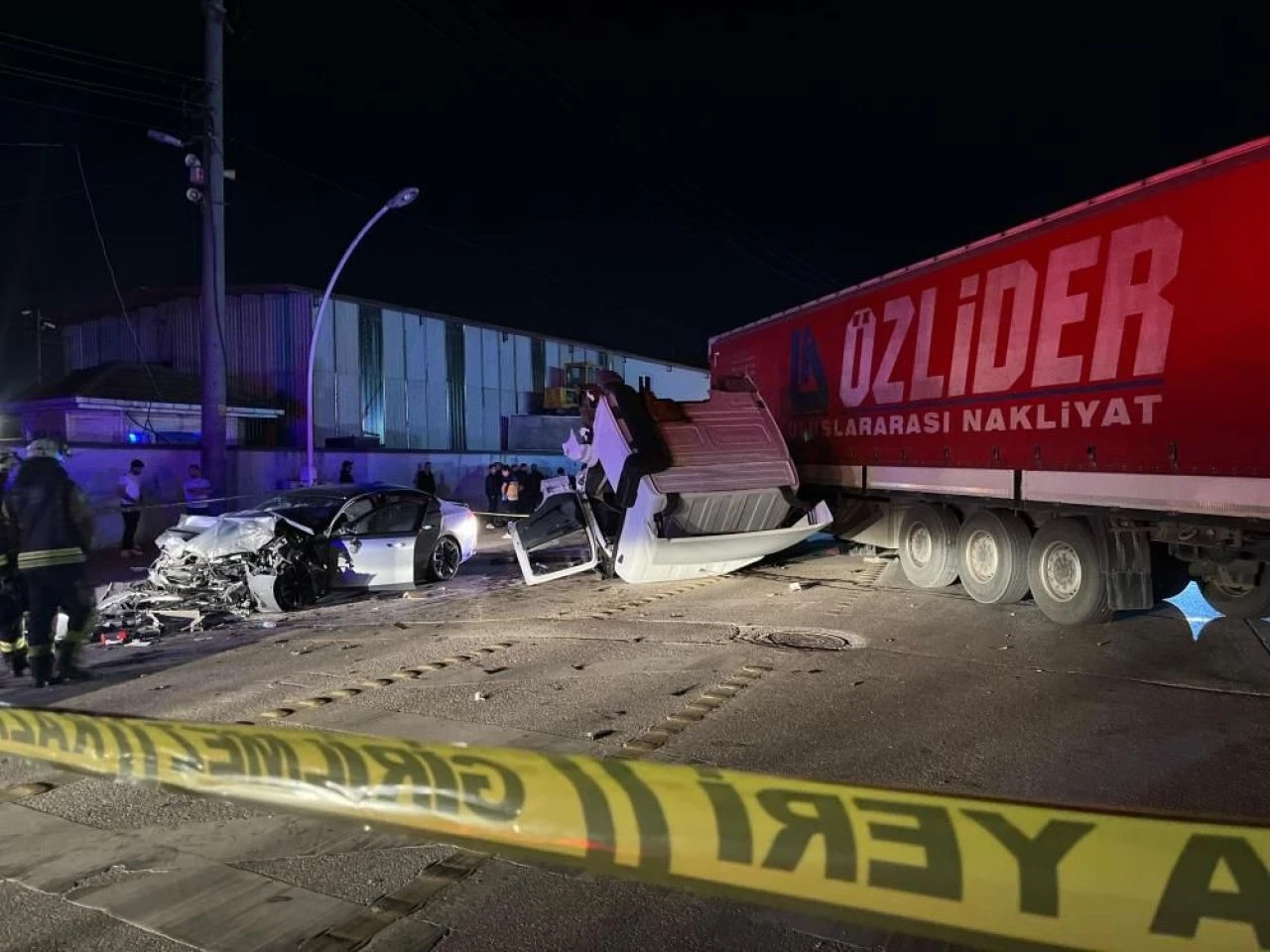 Kocaeli'de feci kaza! Tırın kabini koptu: 1'i ağır 6 kişi yaralandı