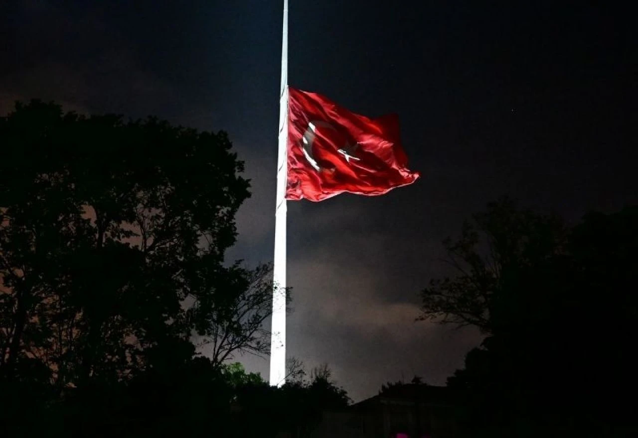 Reisi için milli yas! İstanbul’da bayraklar yarıya indirildi - 1. Resim