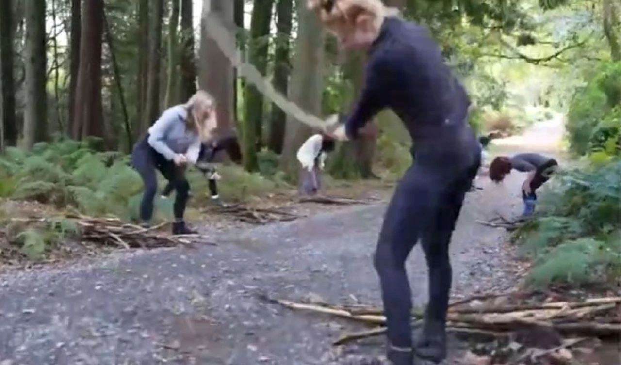 Sopaları yerlere vurup bağırmak için 65 bin ila 128 bin lira ödeme yapıyorlar - 2. Resim