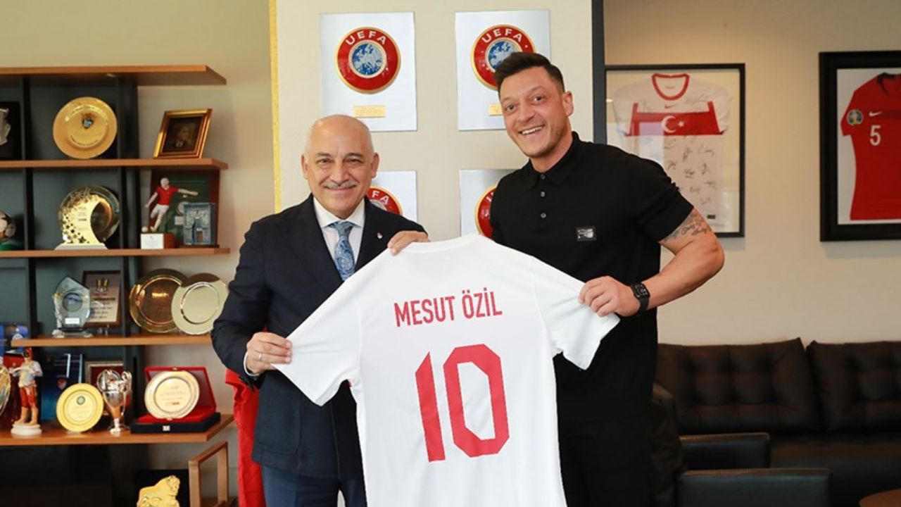 TFF Başkanı Mehmet Büyükekşi'ye Mesut Özil'den ziyaret!