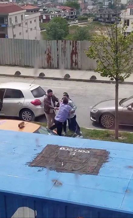 Trafikte şoke eden anlar: Sürücülerin kavgası saniye saniye kaydedildi - 1. Resim