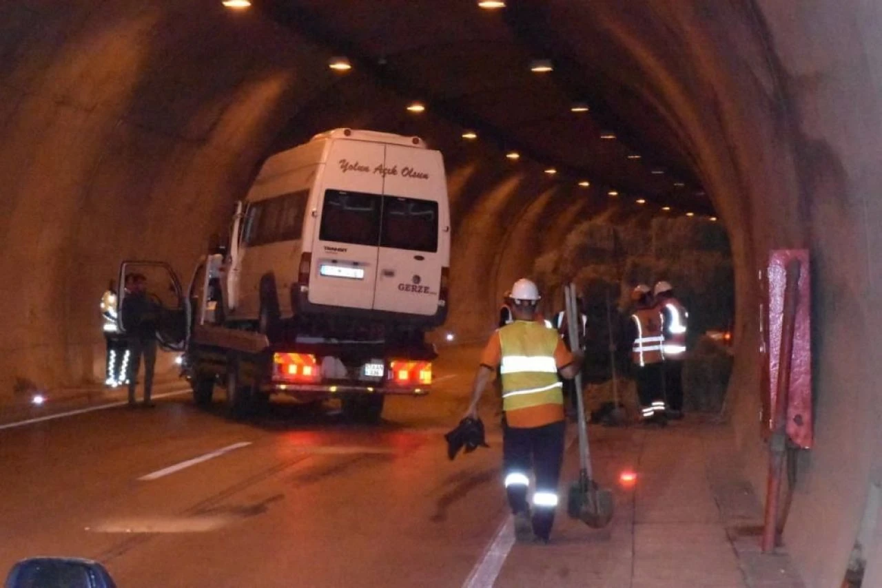 Tünelde feci kaza! Yolcu minibüsü ile traktör çarpıştı: Çok sayıda yaralı var