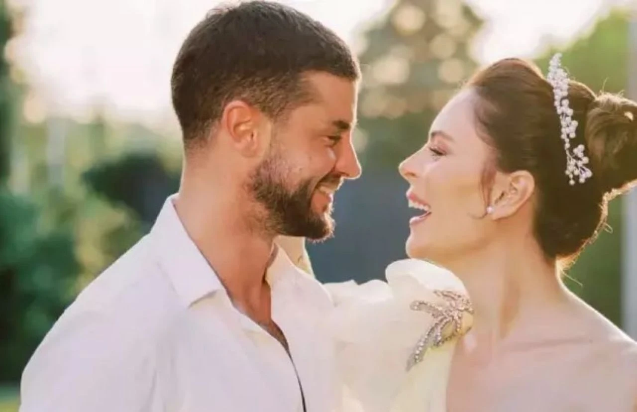 Yıldız Çağrı Atiksoy ile Berk Oktay çifti kızlarına kavuştu