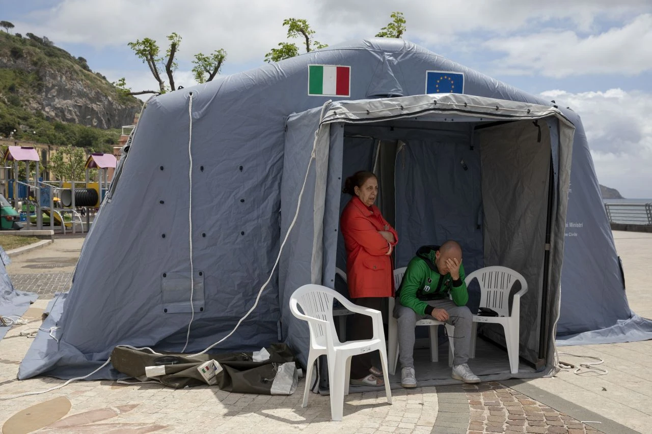3 günde 160'tan fazla deprem oldu halk sokağa döküldü - 2. Resim