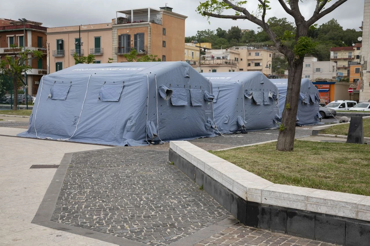 3 günde 160'tan fazla deprem oldu halk sokağa döküldü - 1. Resim