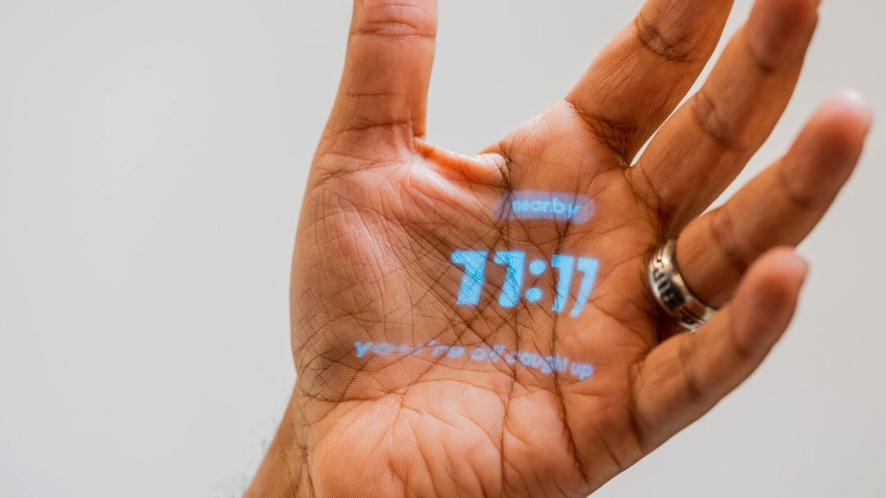 'Akıllı telefonları bitirecek' denilen AI Pin'i geliştiren Humane şirketi, alıcı arayışında