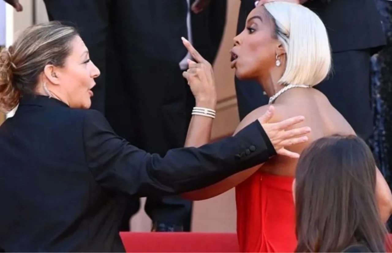 Cannes'da gergin anlar! Şarkıcı Kelly Rowland güvenlik görevlisiyle kavga etti - 1. Resim