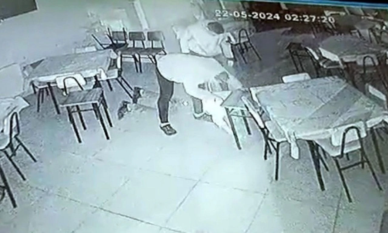Kahvehaneyi basıp, tekme tokat darp ettiler - 1. Resim