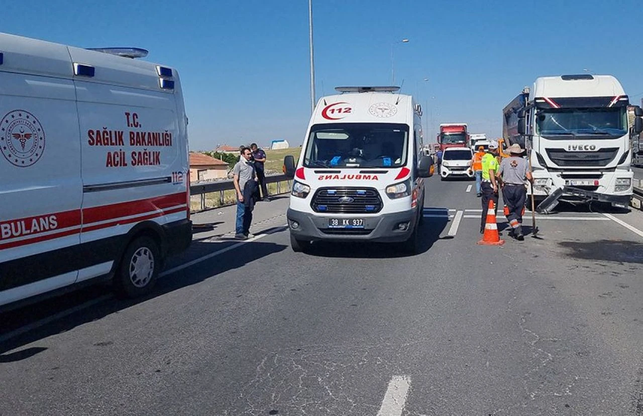 Tırdan dökülen malzeme zincirleme kazaya neden oldu: 11 yaralı