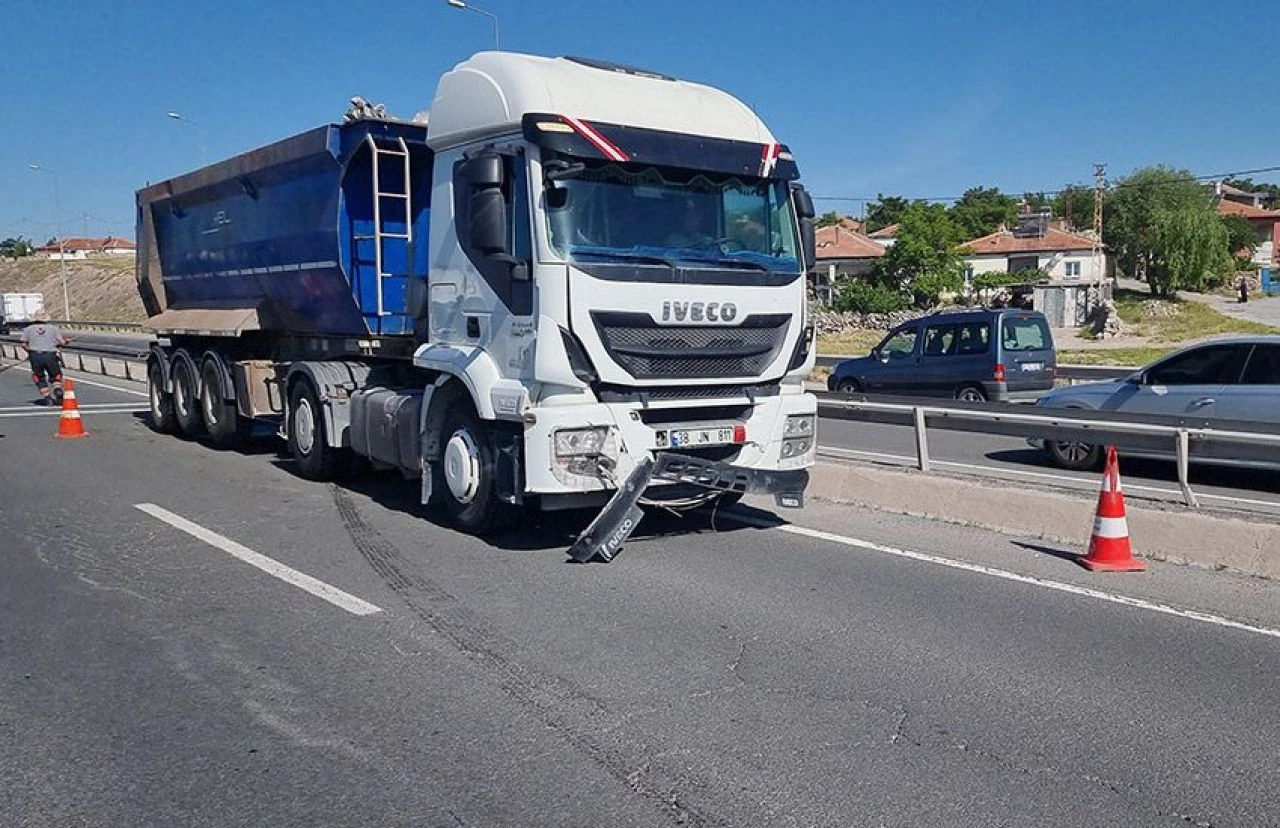 Tırdan dökülen malzeme zincirleme kazaya neden oldu: 11 yaralı