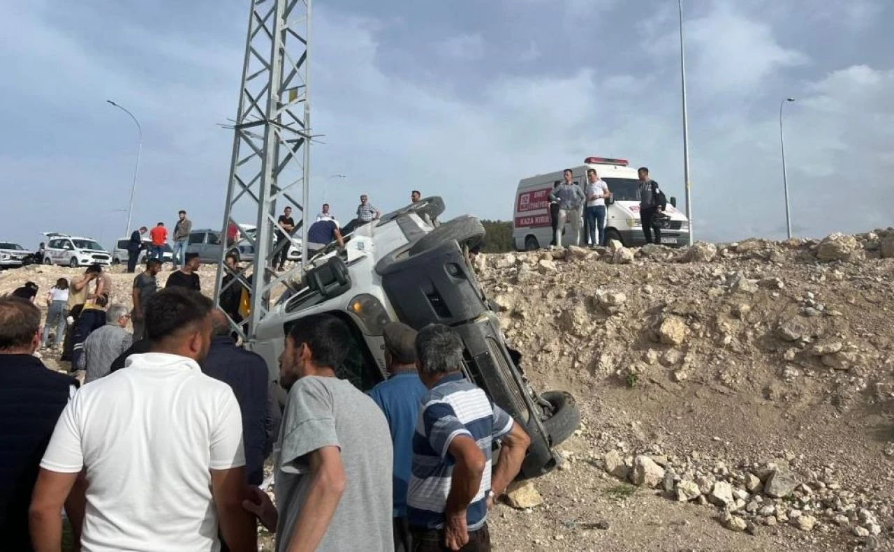 Yolcu otobüsü şarampole yuvarlandı: 3'ü ağır 13 kişi yaralandı