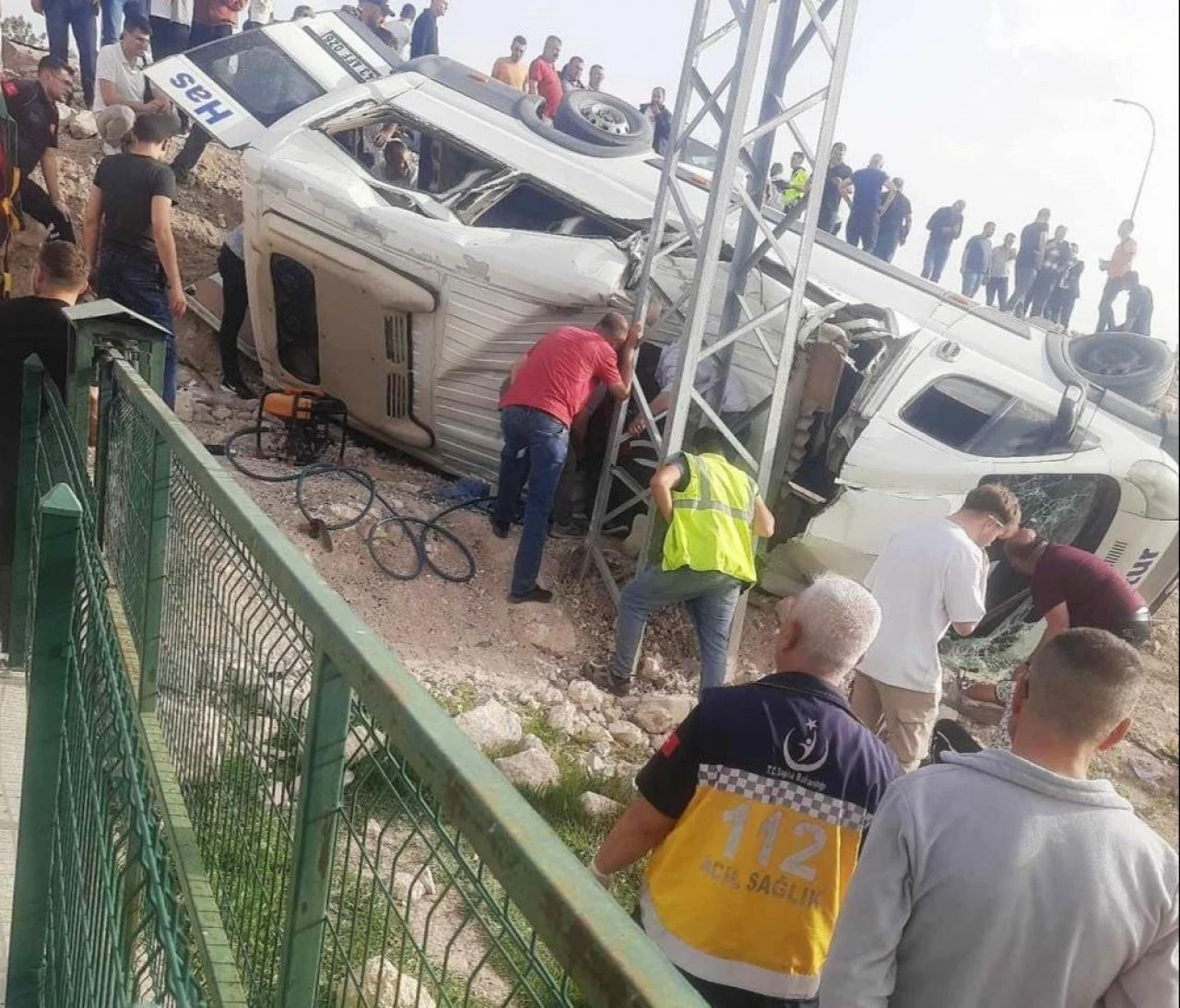 Yolcu otobüsü şarampole yuvarlandı: 3'ü ağır 13 kişi yaralandı