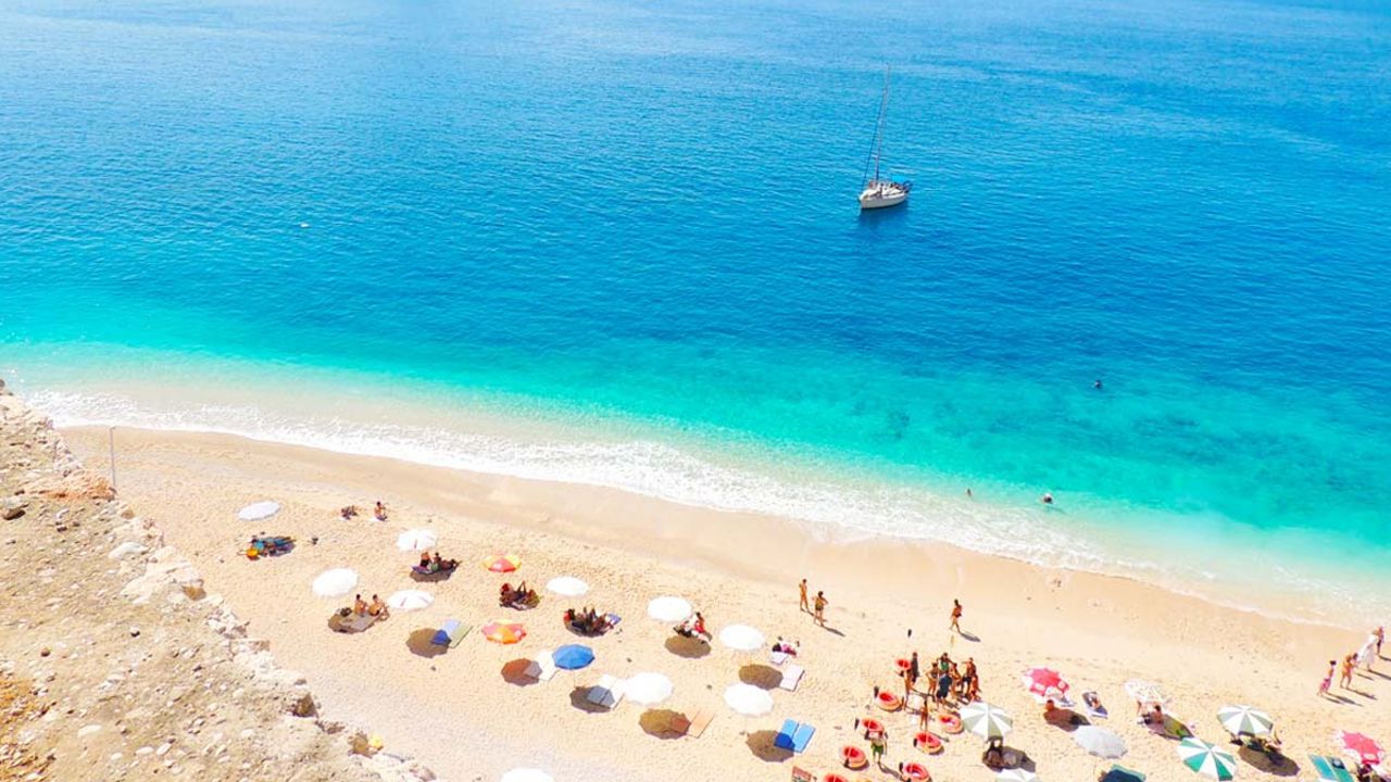Antalya plajları farkını ortaya koydu: Türkiye &#039;Mavi Bayrak&#039;ta dünya üçüncüsü oldu