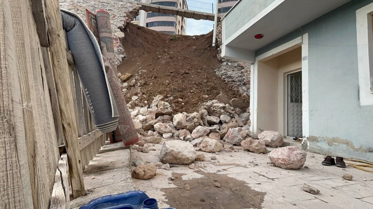 Bayburt'ta faciadan dönüldü! Çocuk parkı içindeki istinat duvar çöktü