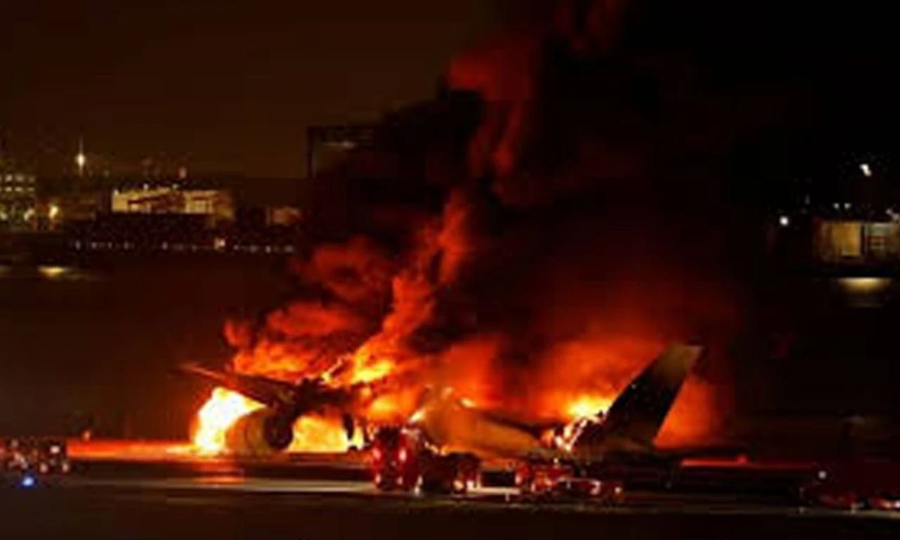 Facianın eşiğinden dönüldü: İki yolcu uçağı apronda çarpıştı - 1. Resim