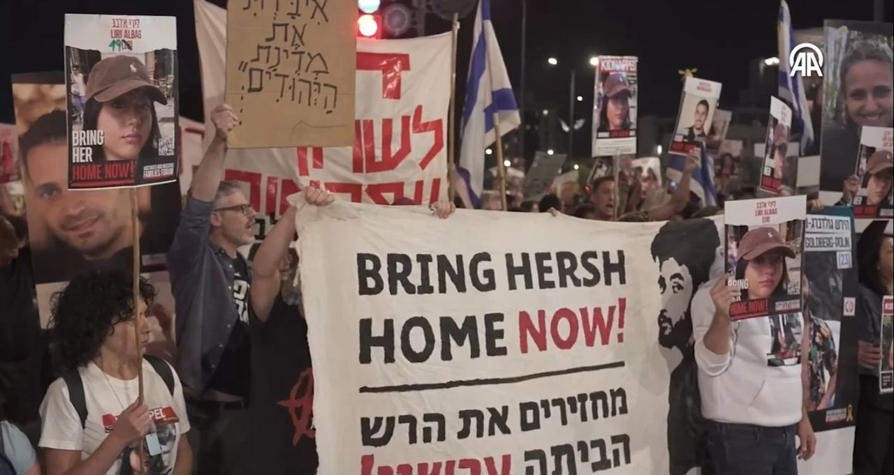 İsrailliler Netanyahu'nun ofisinin önünü kapattı, protesto düzenledi