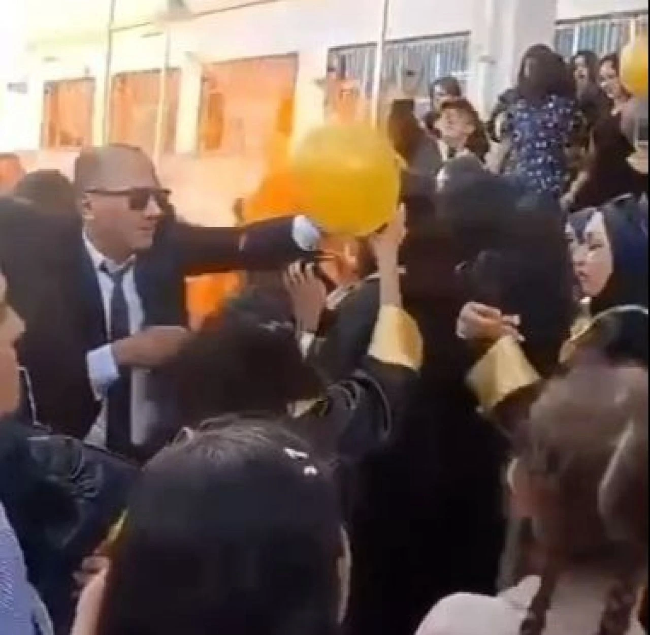 Okuldaki mezuniyet töreninde balon faciası: Çok sayıda öğrenci yaralandı