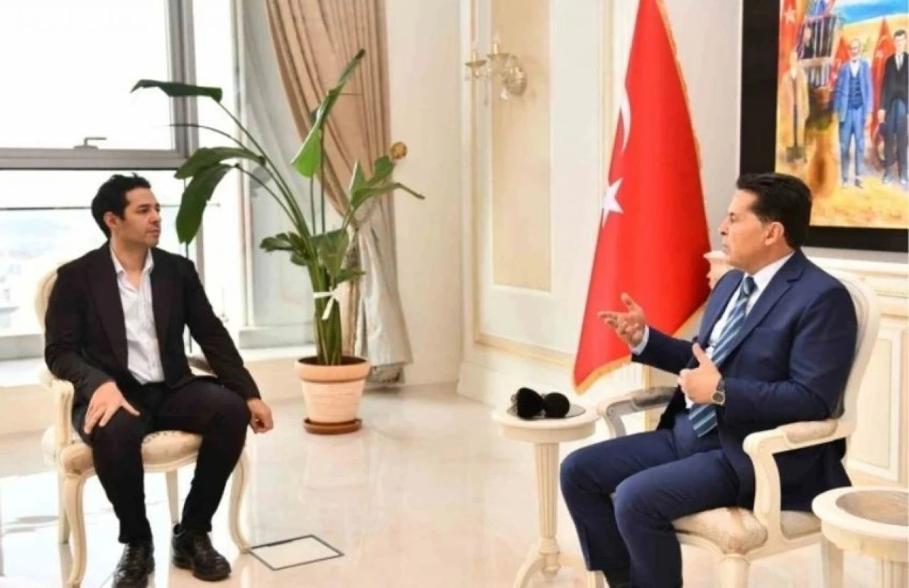 Oyuncu Mert Fırat Esenyurt Belediye Başkanı Özer’i makamında ziyaret etti