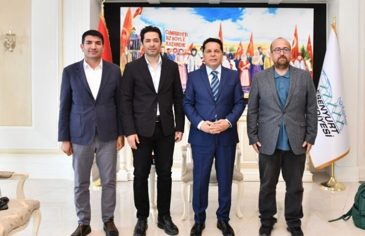 Oyuncu Mert Fırat Esenyurt Belediye Başkanı Özer’i makamında ziyaret etti