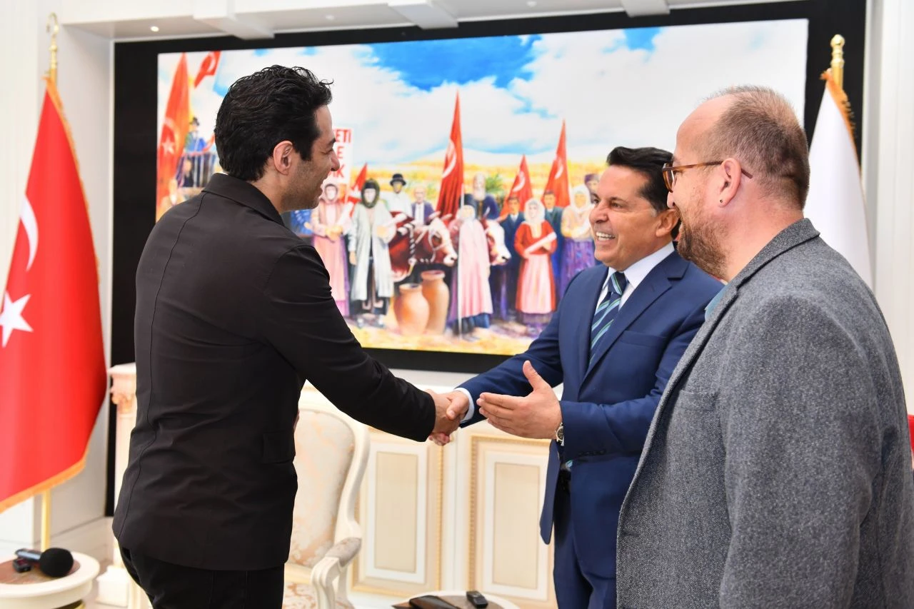 Oyuncu Mert Fırat Esenyurt Belediye Başkanı Özer’i makamında ziyaret etti