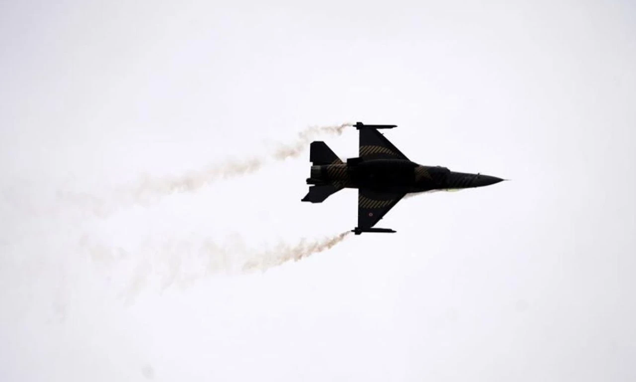 SOLOTÜRK'ün gösterisi nefes kesti: F-16'ların sınırlarını zorladılar