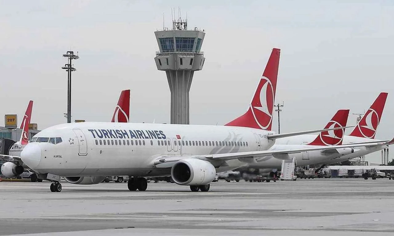 THY uçağında korku dolu anlar! Aydınlatma ve yön tabelasına çarptı