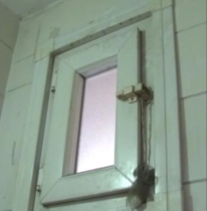 Tuvaletin küçücük penceresinden giren hırsız pes dedirtti - 2. Resim