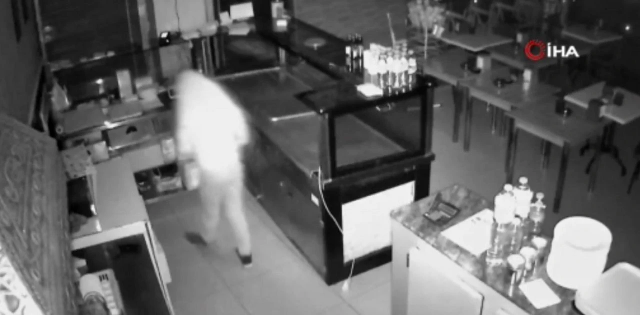 Tuvaletin küçücük penceresinden giren hırsız pes dedirtti - 1. Resim