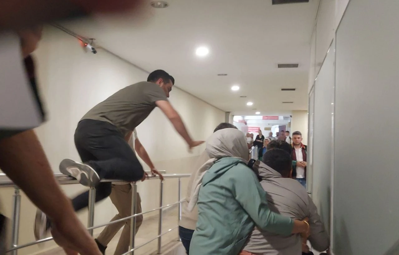 Adliyede ortalık karıştı! Aileler tekme tokat birbirine girdi