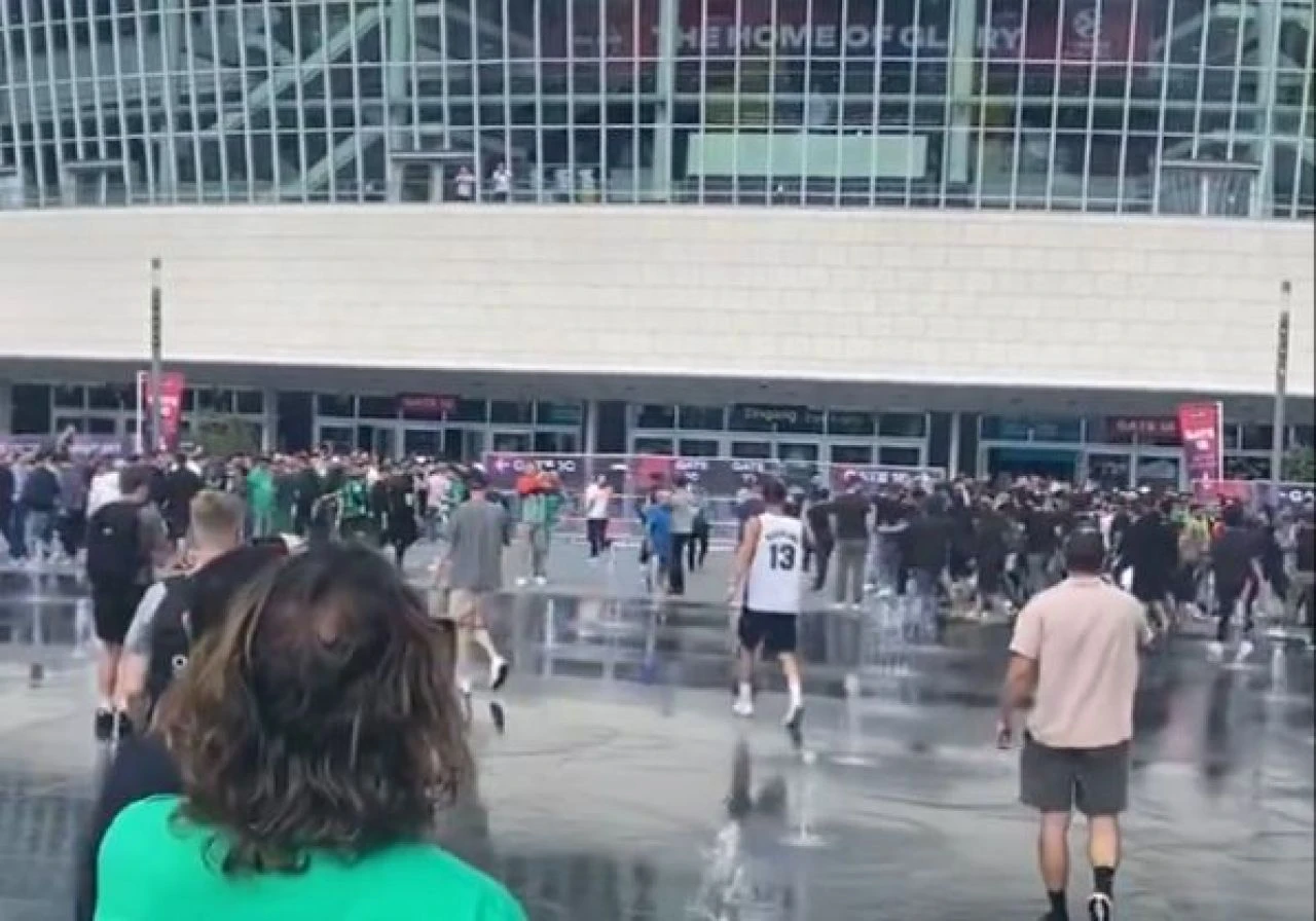 Berlin'de ortalık karıştı! Fenerbahçe ile Panathinaikos taraftarları birbirine girdi 