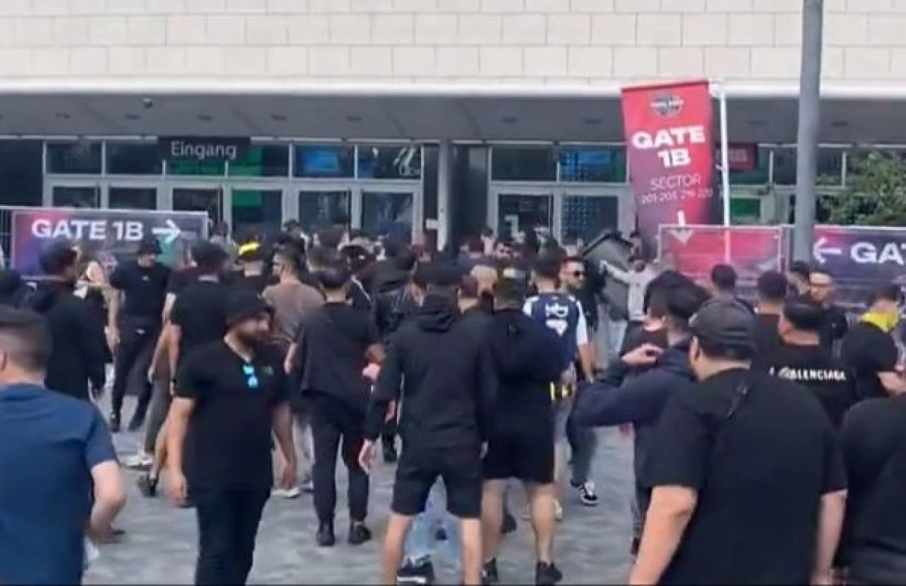Berlin'de ortalık karıştı! Fenerbahçe ile Panathinaikos taraftarları birbirine girdi 