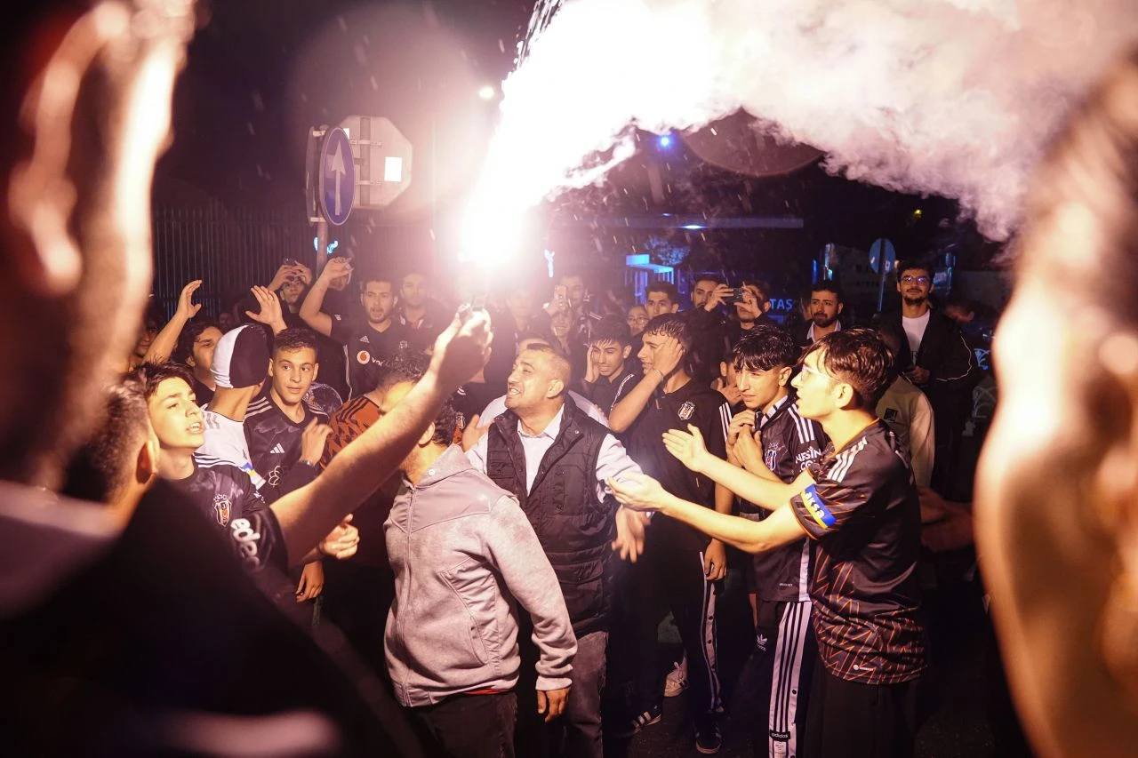 Beşiktaşlı taraftarlar Nevzat Demir tesislerine akın etti, takımını karşıladı