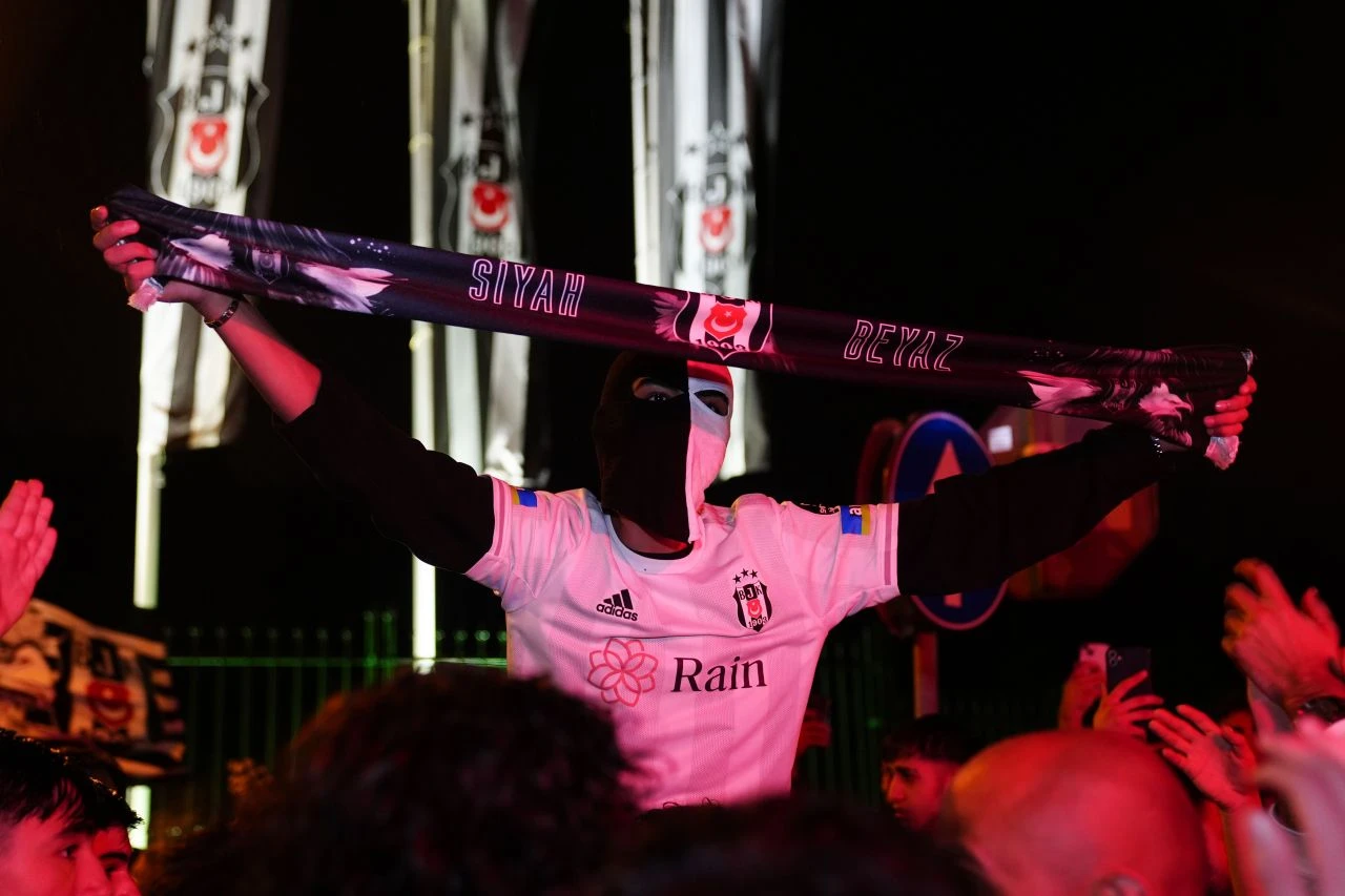 Beşiktaşlı taraftarlar Nevzat Demir tesislerine akın etti, takımını karşıladı