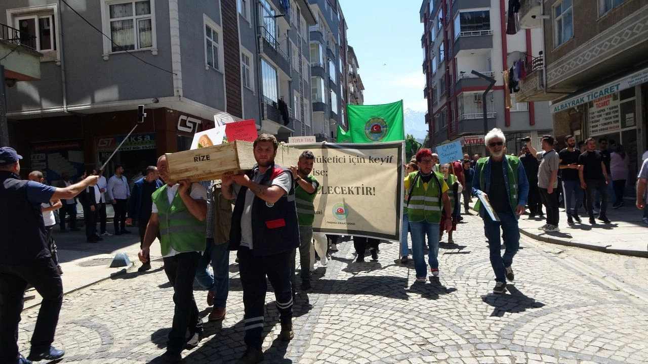 Çay alım fiyatını beğenmediler, tabuta koyup sokak sokak gezdirdiler - 2. Resim