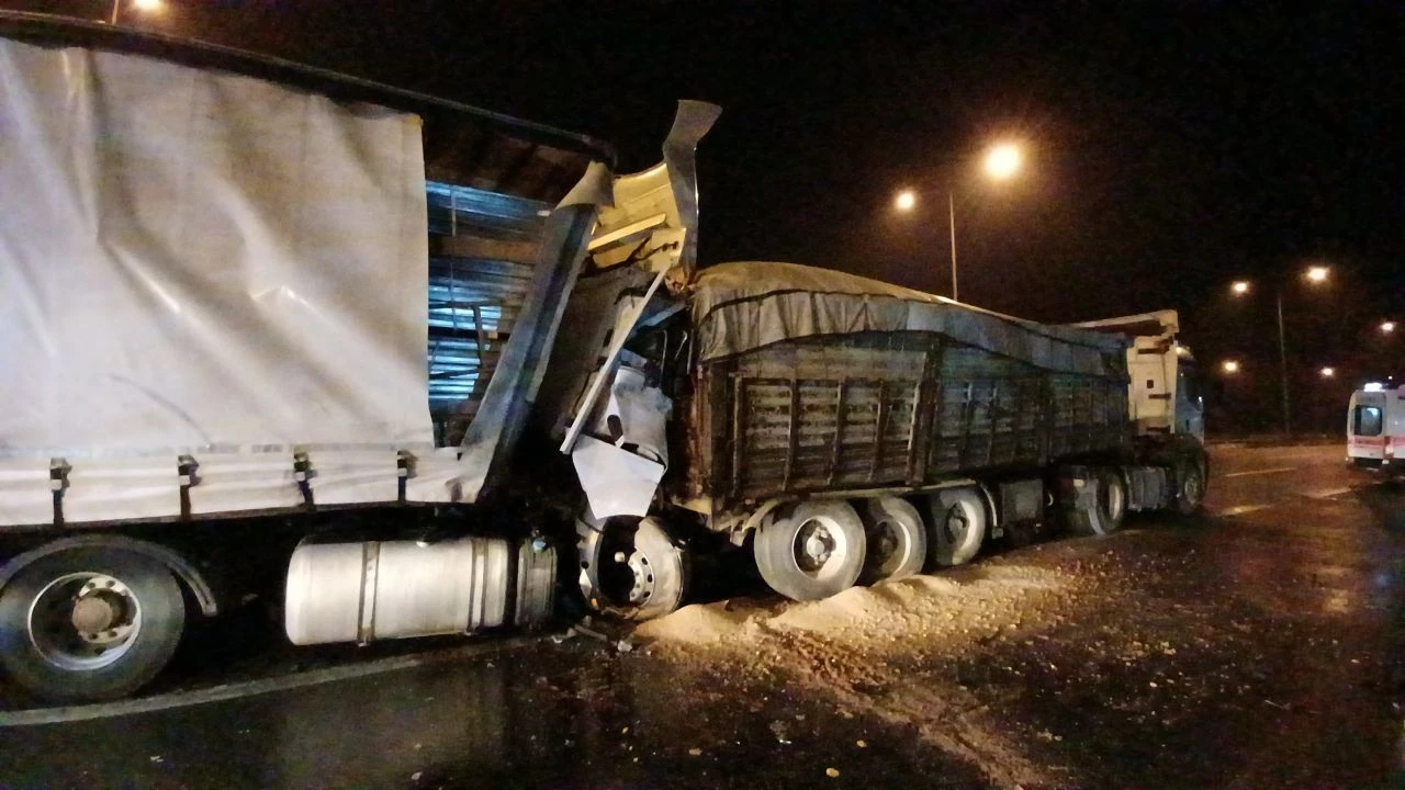 Düzce gişelerde tırlar birbirine girdi: Bir şoför sıkışarak öldü